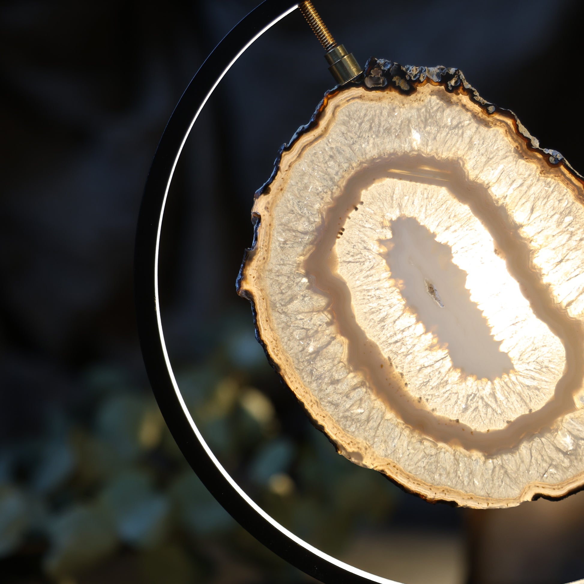  Ervaar de betoverende schoonheid en spirituele eigenschappen van de agaatschijf in een prachtige zwart gouden edelsteenhouder. Ontdek de historische rijkdom en gebruik deze tijdloze schat voor innerlijke rust en harmonie.