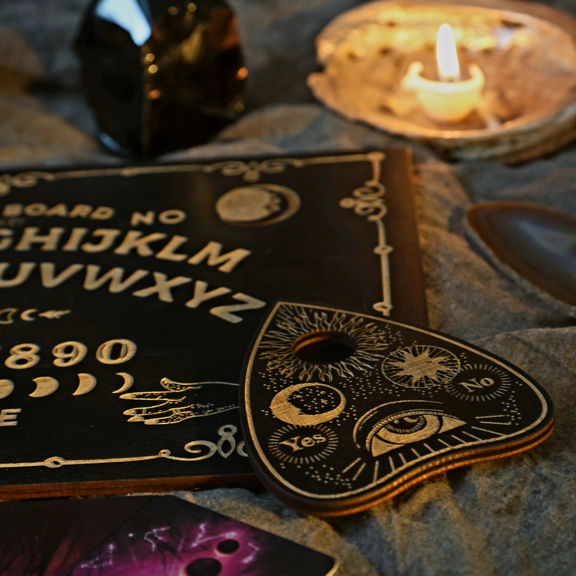 Ben je klaar voor een avondje vol mysterie en spanning? Dan is het Ouija Bord precies wat je nodig hebt! Dit spel neemt je mee op een reis terug in de tijd en belooft een avond vol spanning en sensatie met je vrienden en familie.