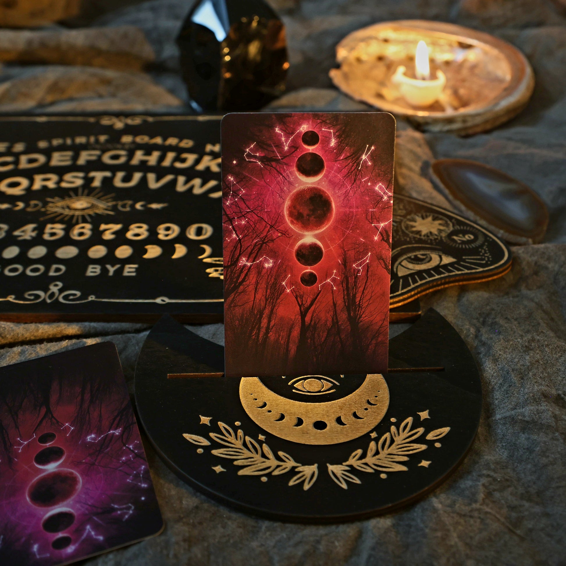 Ben je klaar voor een avondje vol mysterie en spanning? Dan is het Ouija Bord precies wat je nodig hebt! Dit spel neemt je mee op een reis terug in de tijd en belooft een avond vol spanning en sensatie met je vrienden en familie.