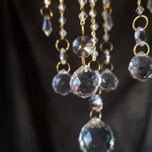 Afbeelding in Gallery-weergave laden, Laat je huis stralen met deze prachtige suncatcher met rozekwarts punt!   Deze luxe suncatcher is een echte blikvanger in je interieur. Het glinsterend kristal vangt het zonlicht op en kaatst het weerspiegelt het licht mooi door de kamer. Zo wordt je huis gevuld met een magische, warme gloed.
