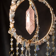 Afbeelding in Gallery-weergave laden, Laat je huis stralen met deze prachtige suncatcher met rozekwarts punt!   Deze luxe suncatcher is een echte blikvanger in je interieur. Het glinsterend kristal vangt het zonlicht op en kaatst het weerspiegelt het licht mooi door de kamer. Zo wordt je huis gevuld met een magische, warme gloed.
